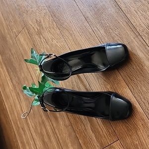Tory black shoe 5 1/2 M